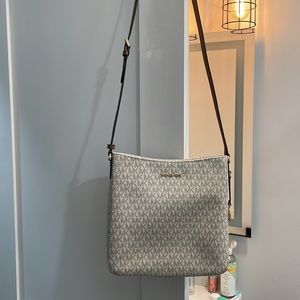 Micheal kors jet set travel messenger